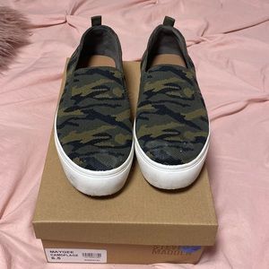 STEVE MADDEN MAYGEE CAMO SLIP ON